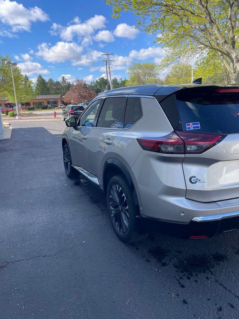 Used 2024 Nissan Rogue Platinum w/ Platinum Premium Package AWD/4WD image 2