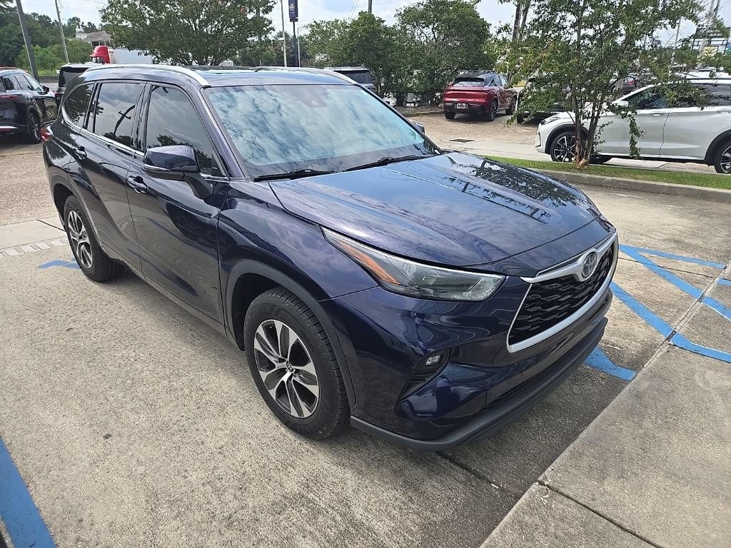 Used 2022 Toyota Highlander XLE FWD image 3
