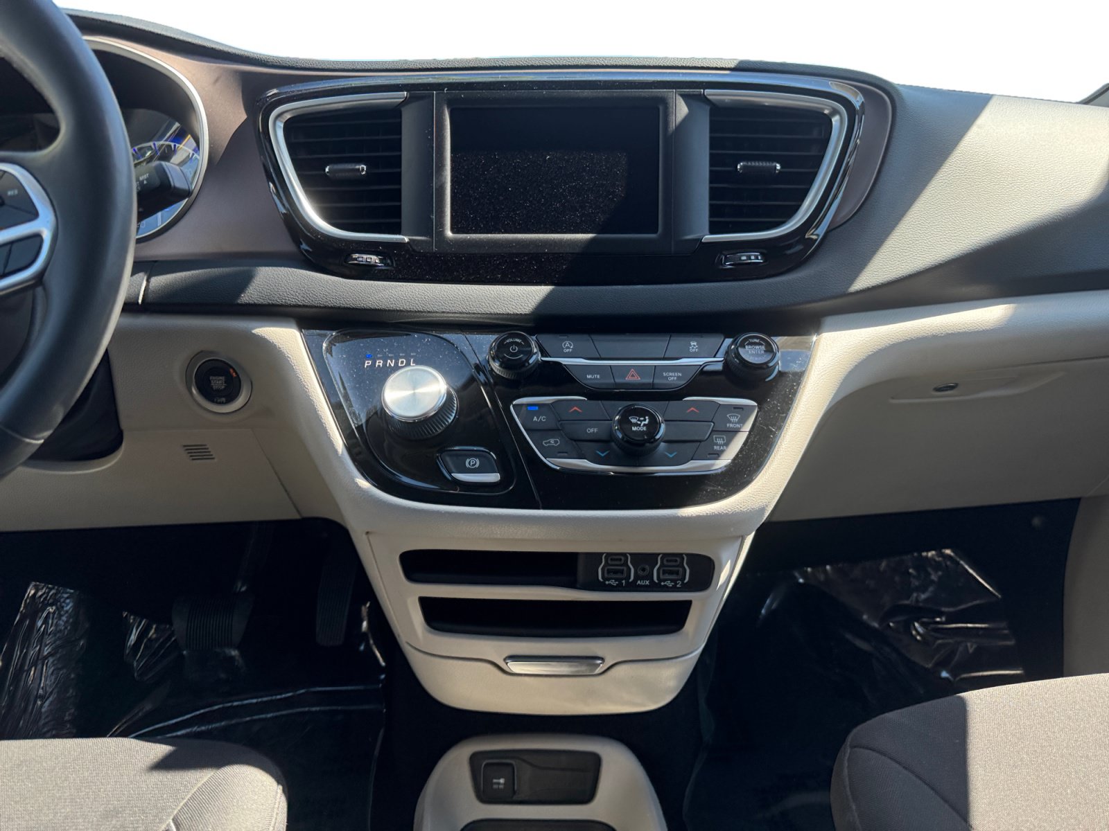 Used 2023 Chrysler Voyager LX FWD image 10