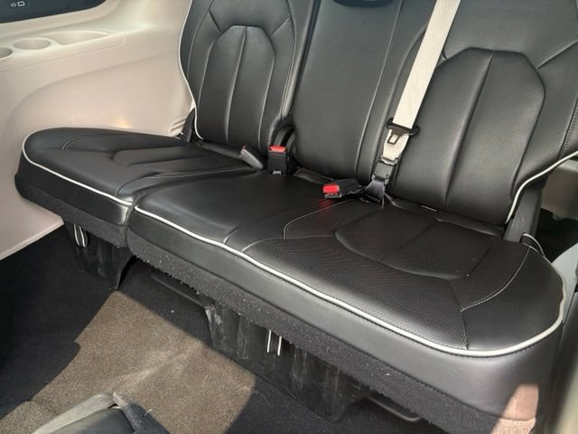 Used 2023 Chrysler Pacifica Limited FWD image 14