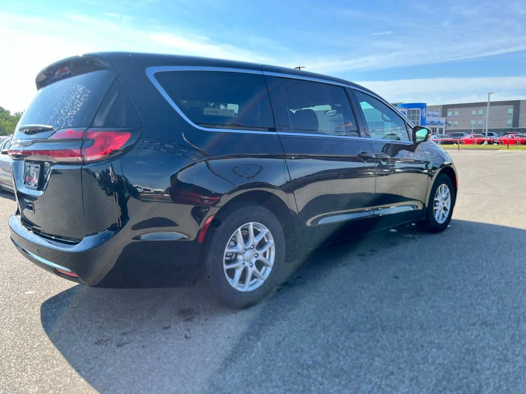 New 2026 Chrysler Pacifica Select FWD image 5