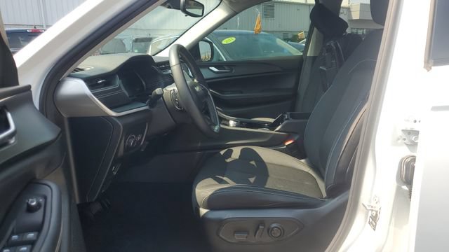 Used 2023 Jeep Grand Cherokee Laredo w/ Luxury Tech Group I AWD/4WD image 5