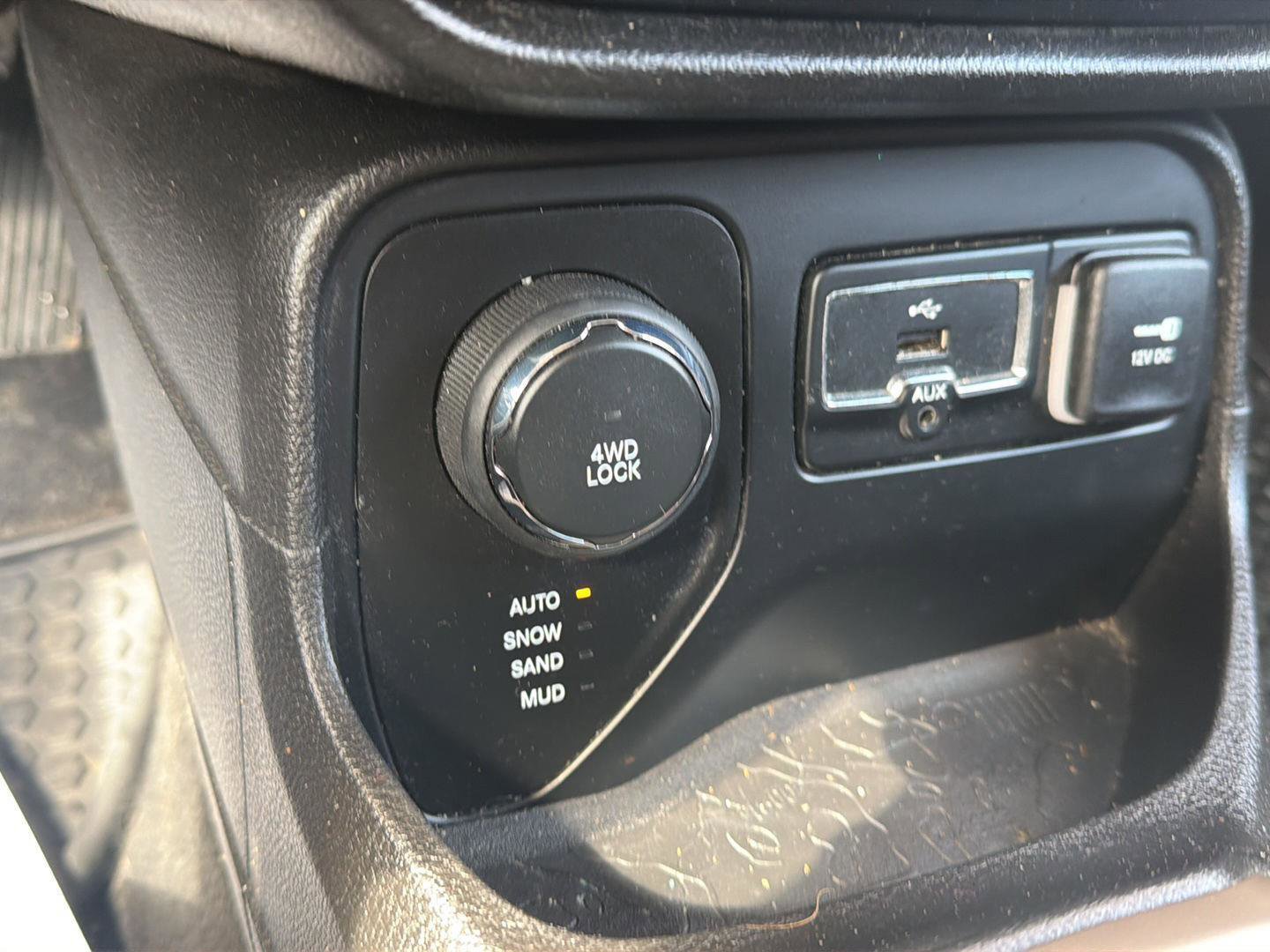 Used 2016 Jeep Renegade Latitude w/ Cold Weather Group image 20