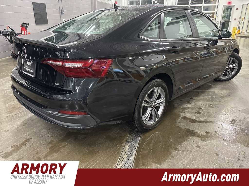 Used 2024 Volkswagen Jetta SE image 4
