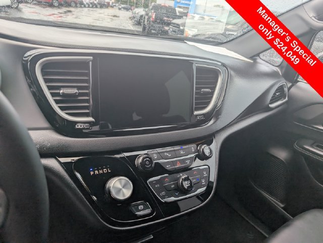 Used 2025 Chrysler Pacifica Select FWD image 14