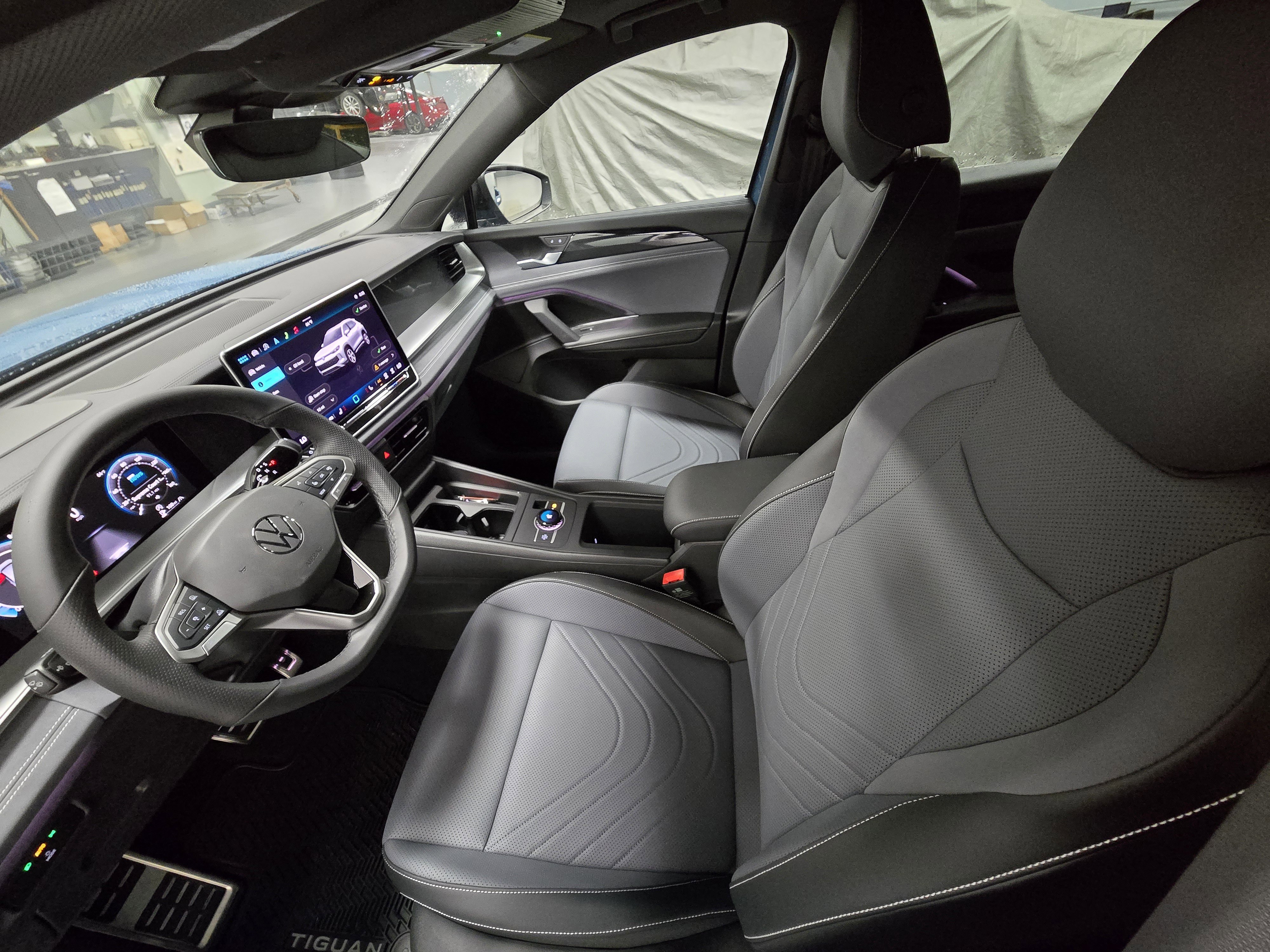 New 2025 Volkswagen Tiguan SE R-Line image 5