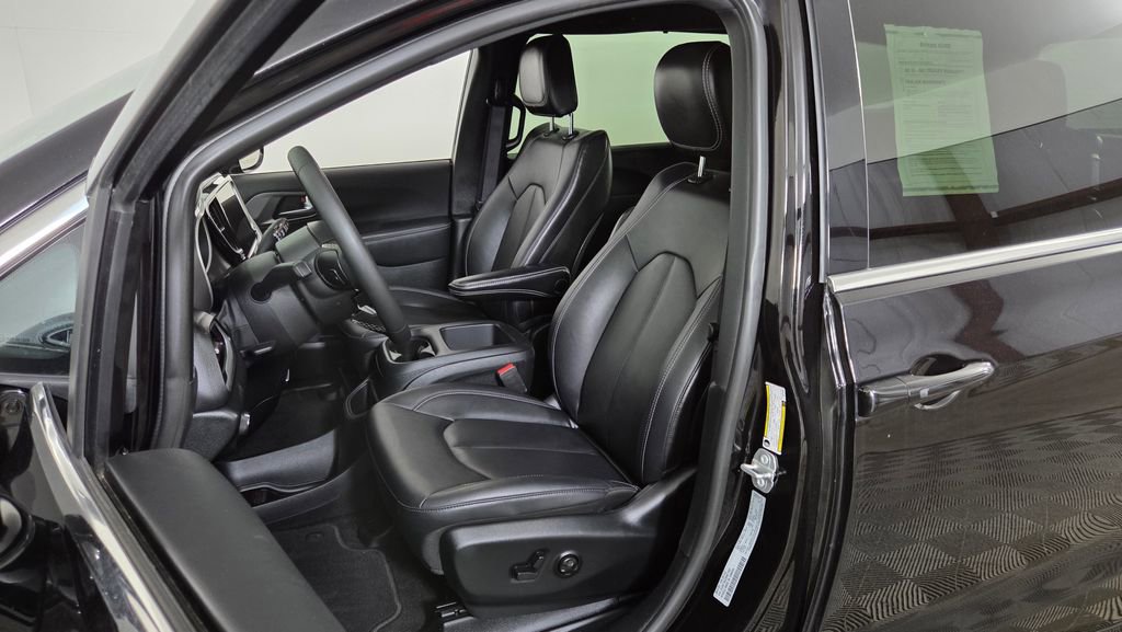 Used 2025 Chrysler Pacifica Select image 16