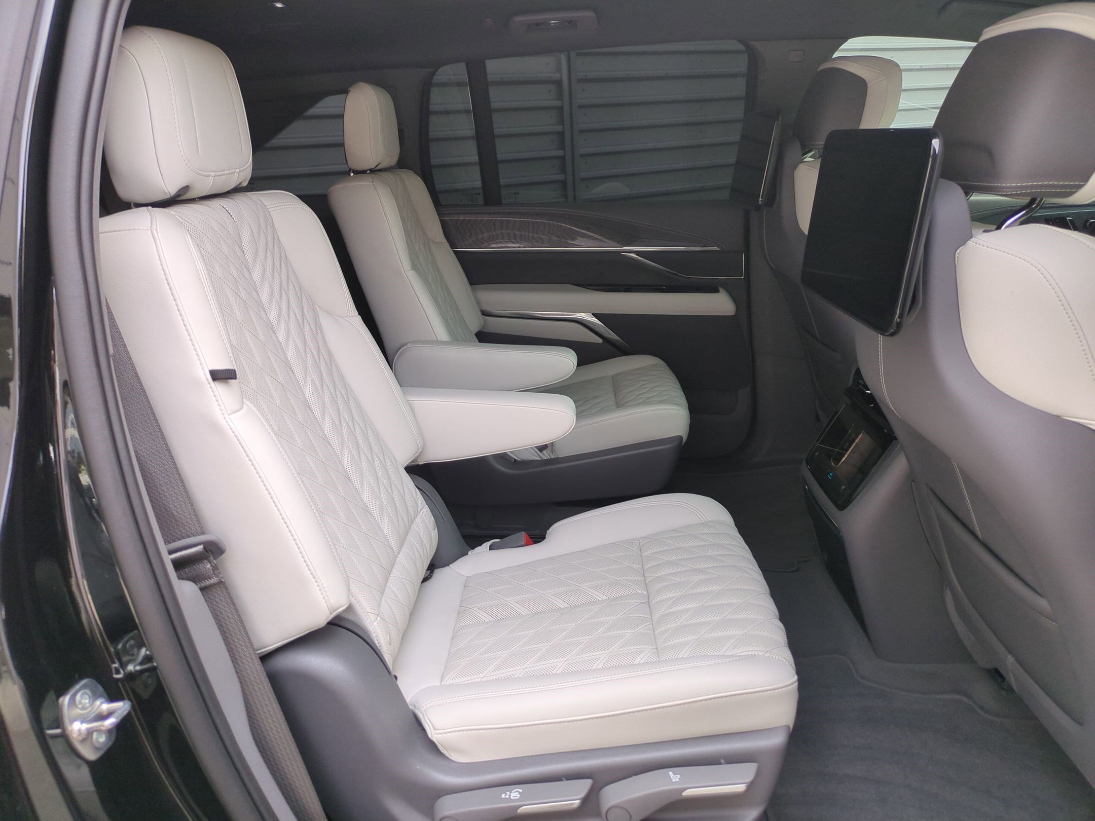 Used 2025 Cadillac Escalade IQ Sport 1 w/ Smart Trailering package image 30