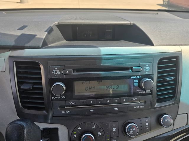 Used 2013 Toyota Sienna L w/ Towing Pkg FWD image 15