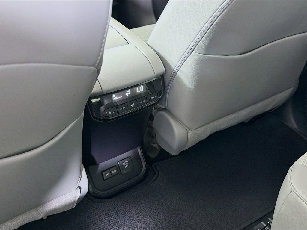 Used 2023 Toyota Highlander Limited image 29