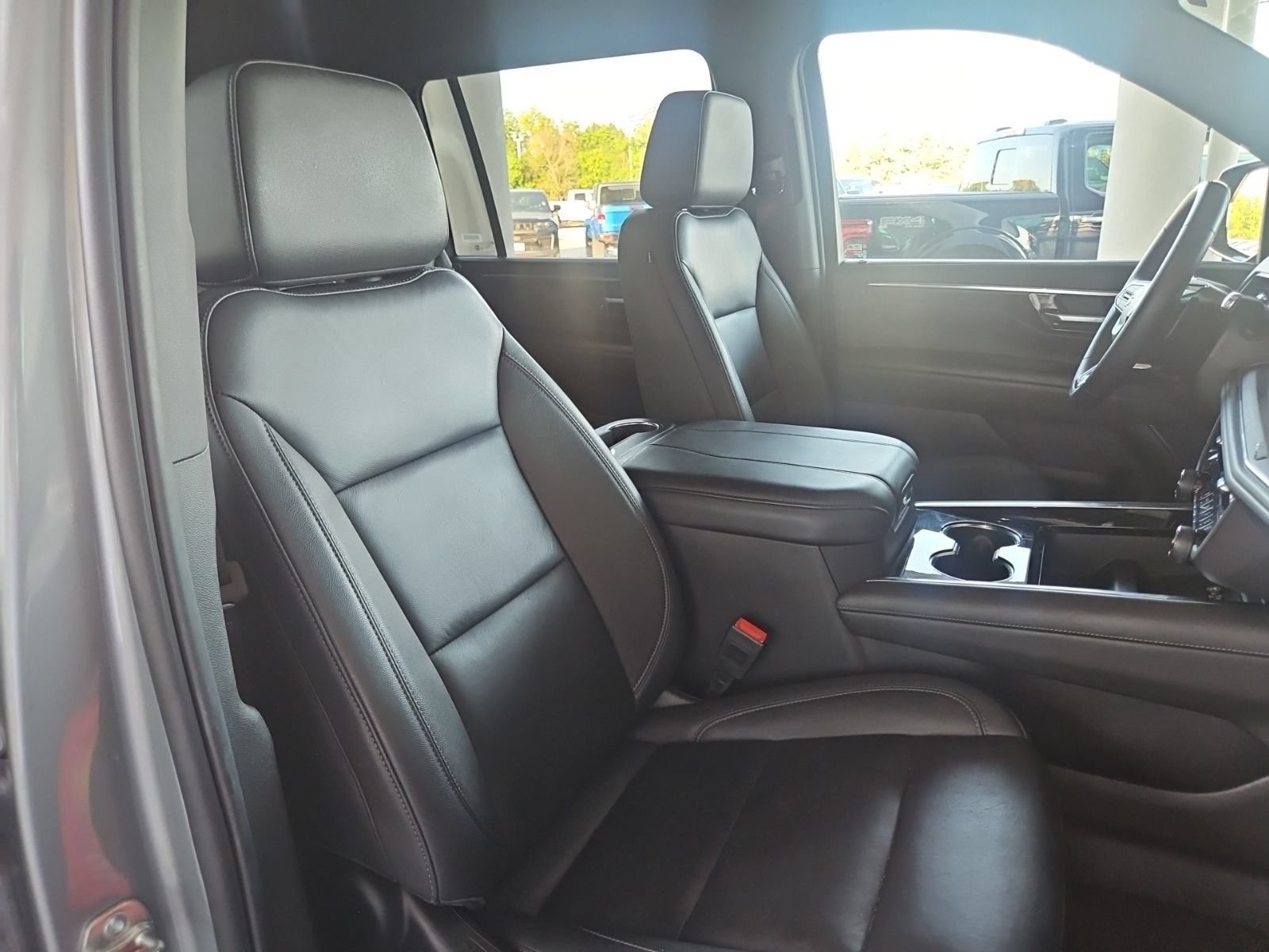 Used 2025 Chevrolet Suburban Z71 AWD/4WD image 7