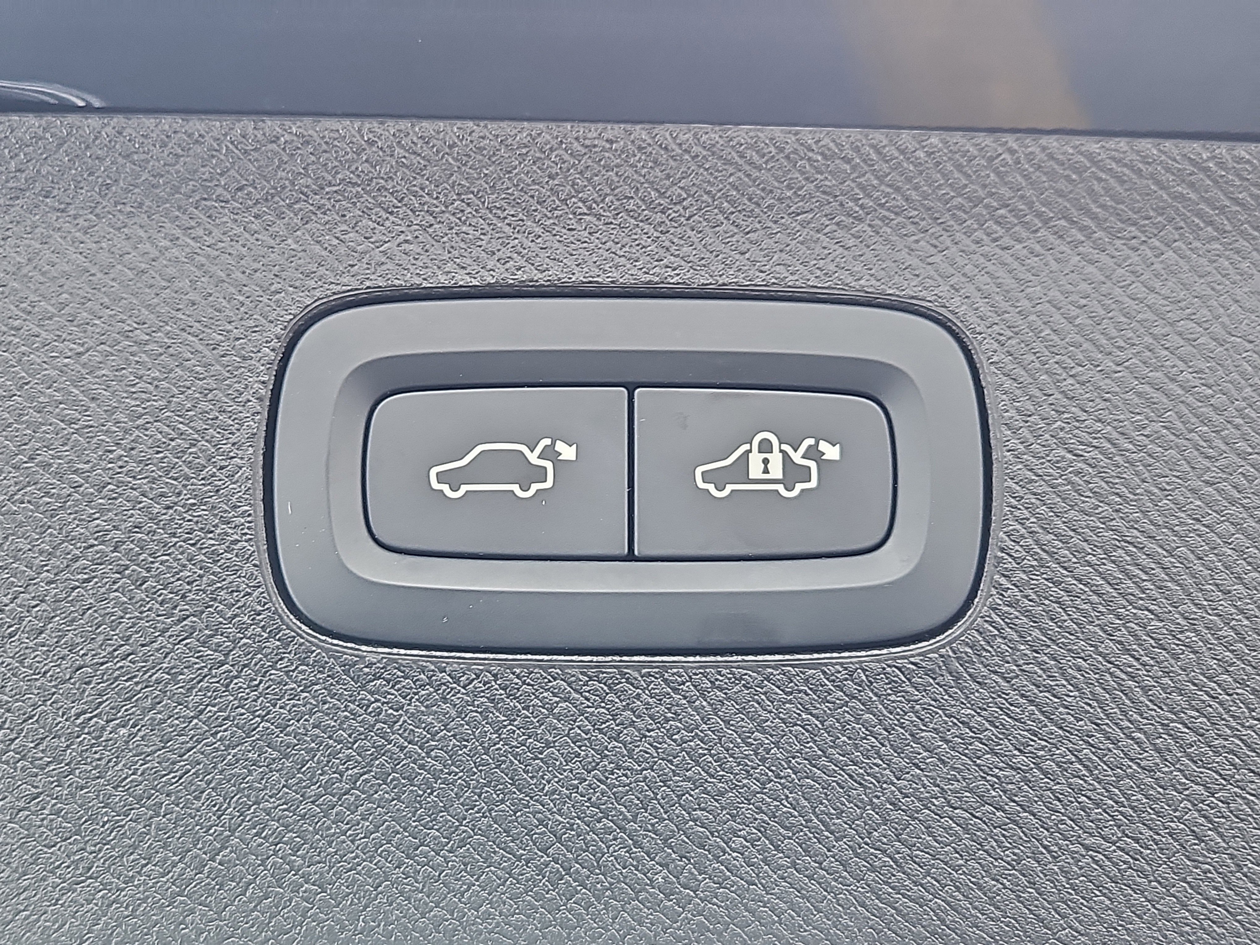 Used 2025 Volvo XC90 B6 Plus w/ Protection Package Premier image 16