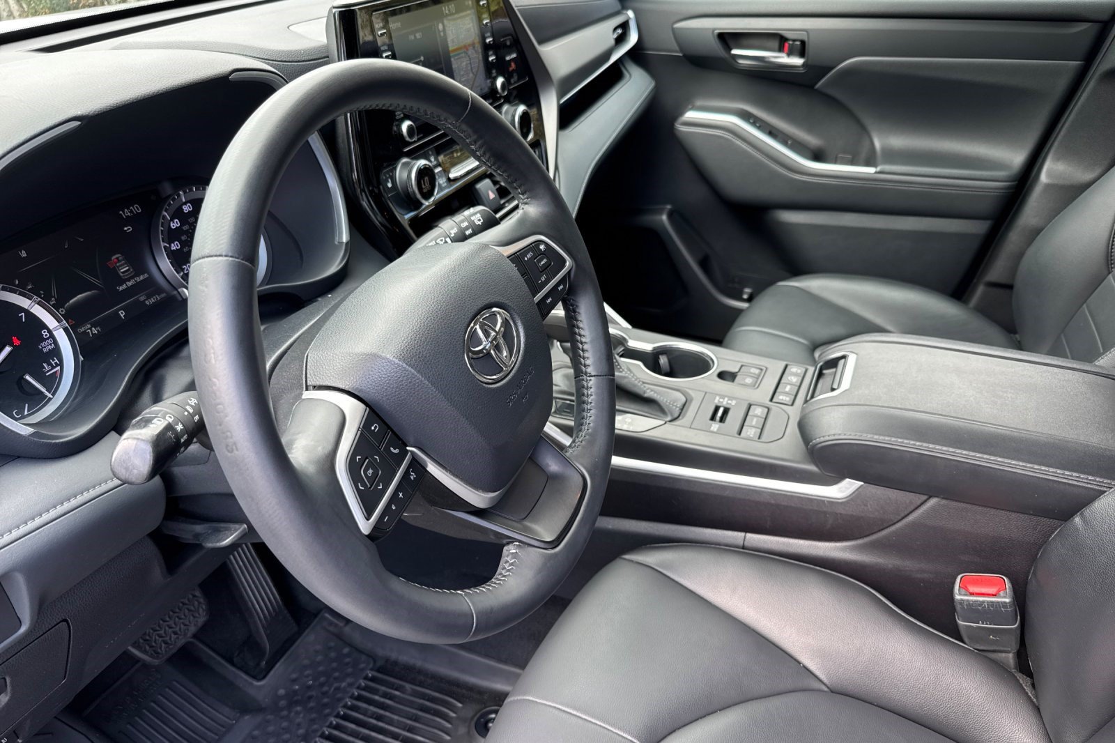 Used 2022 Toyota Highlander XLE AWD/4WD image 11