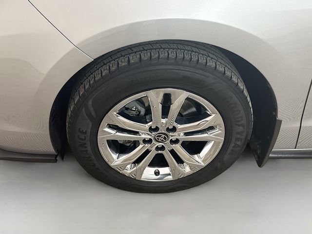 Used 2023 Toyota Sienna XSE image 33
