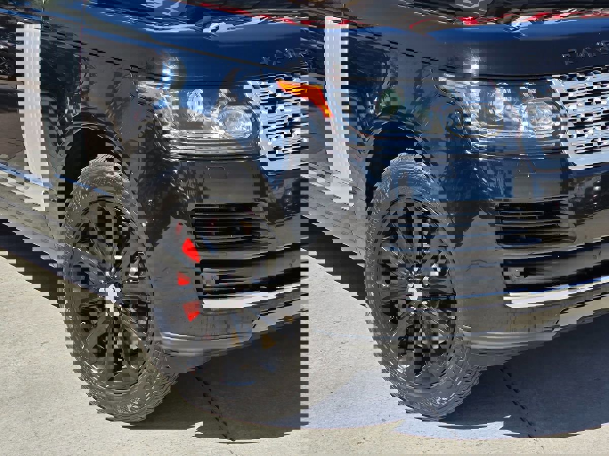 Used 2017 Land Rover Range Rover HSE image 4