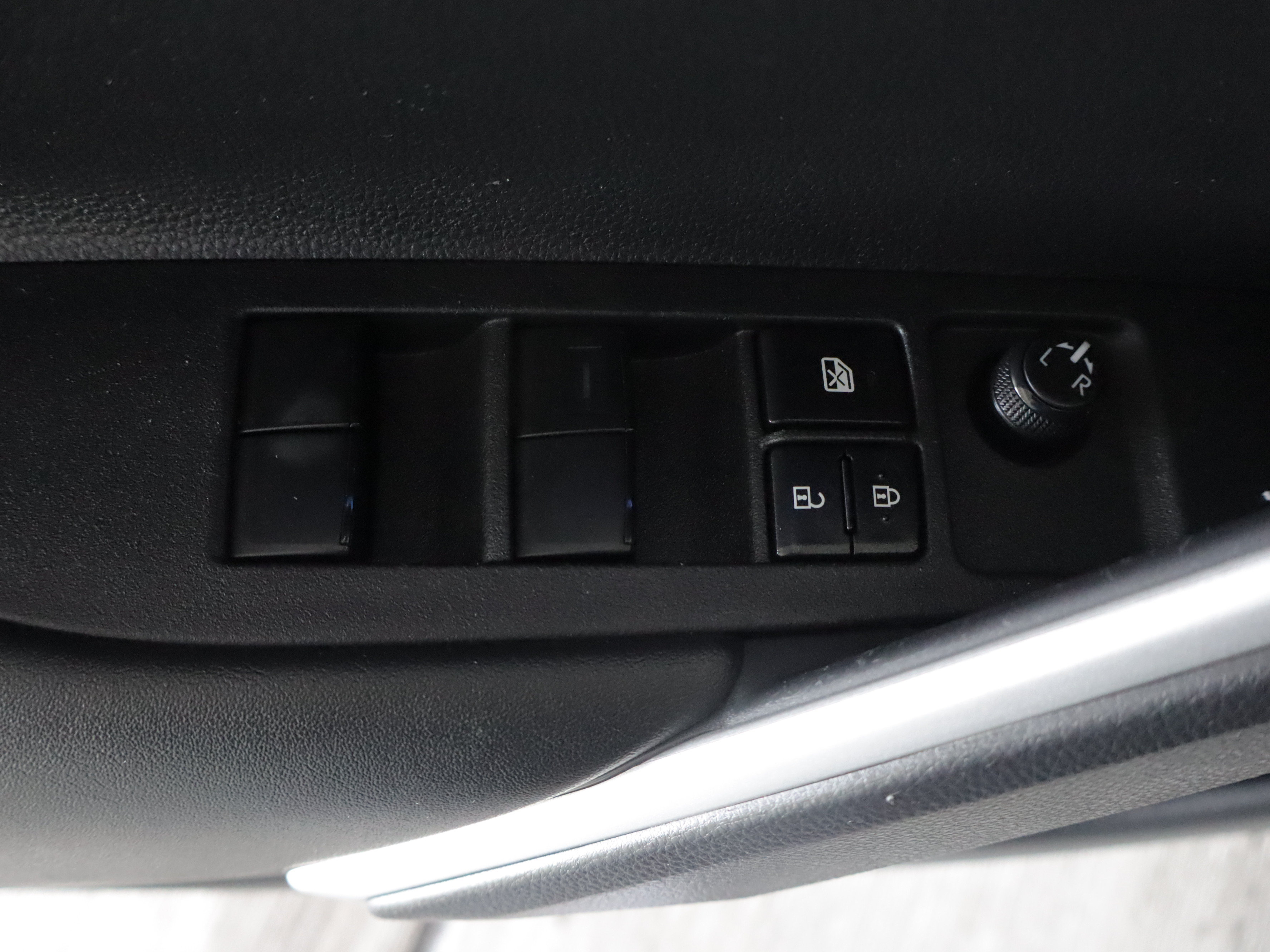 Used 2024 Toyota Corolla Cross AWD Hybrid w/ Convenience Package image 12