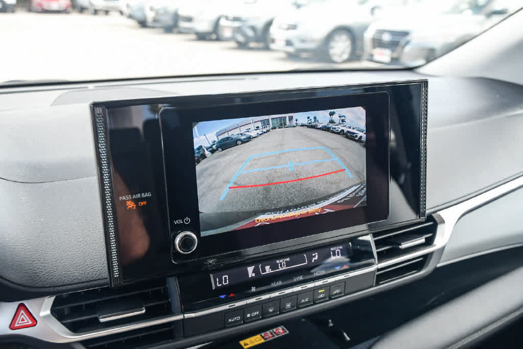 Used 2025 Toyota Sienna LE FWD image 27
