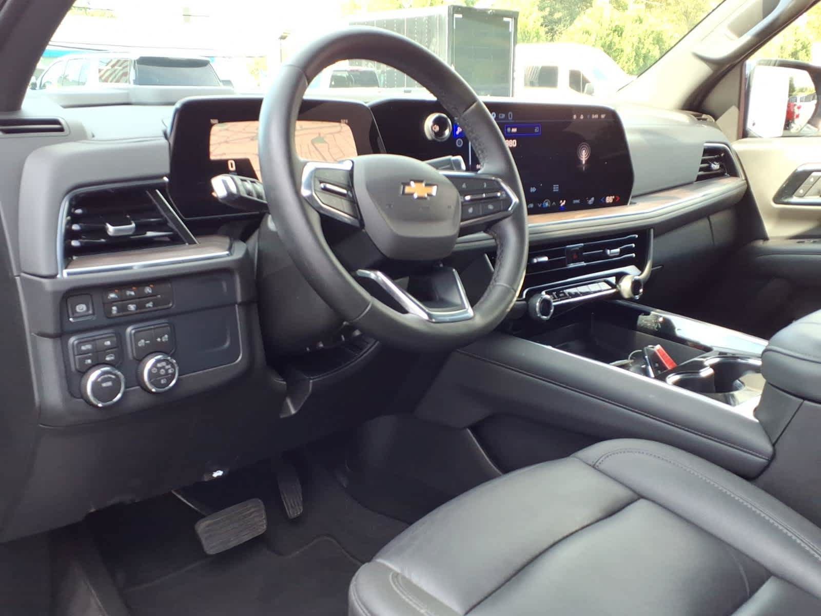 Used 2026 Chevrolet Suburban LT w/ Comfort Package AWD/4WD image 9