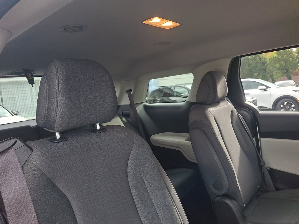 Used 2022 Kia Carnival LX FWD image 17
