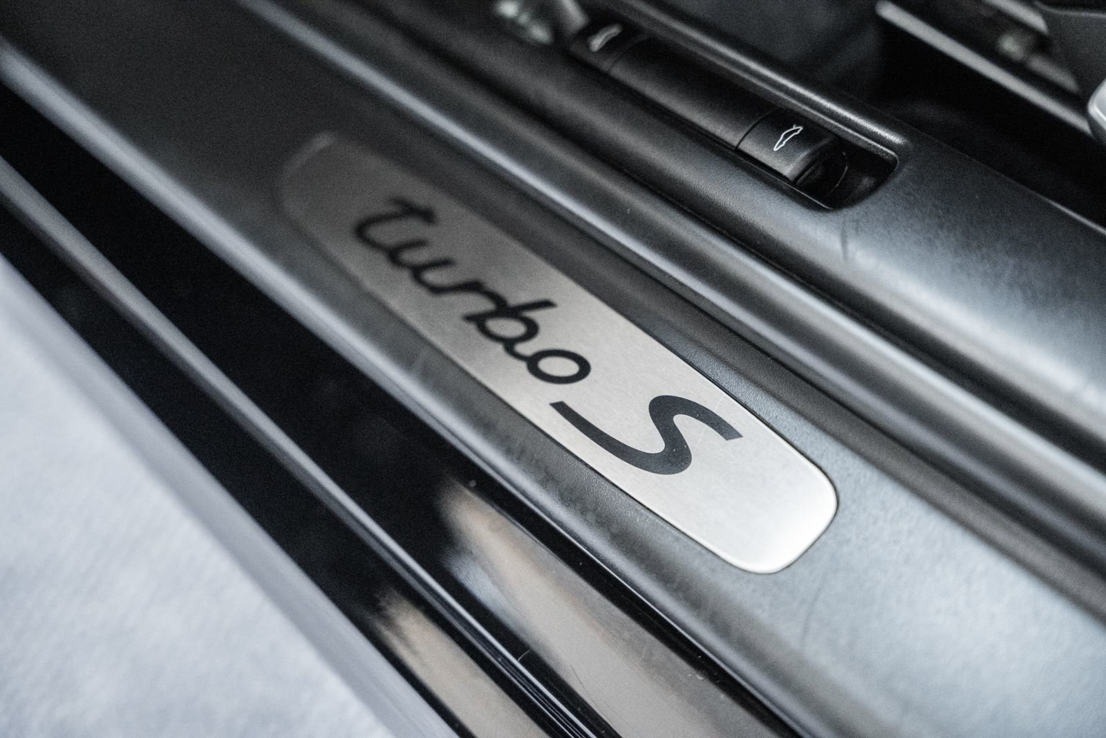 Used 2011 Porsche 911 Turbo S image 37