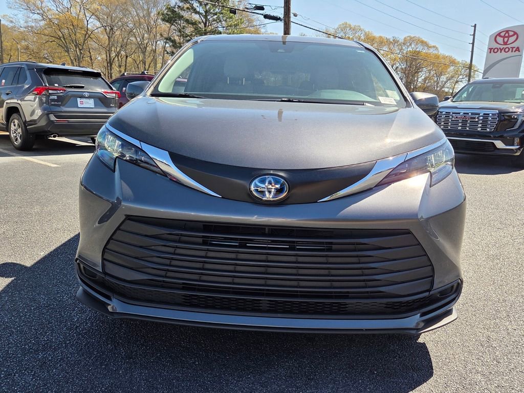 Used 2025 Toyota Sienna LE image 2