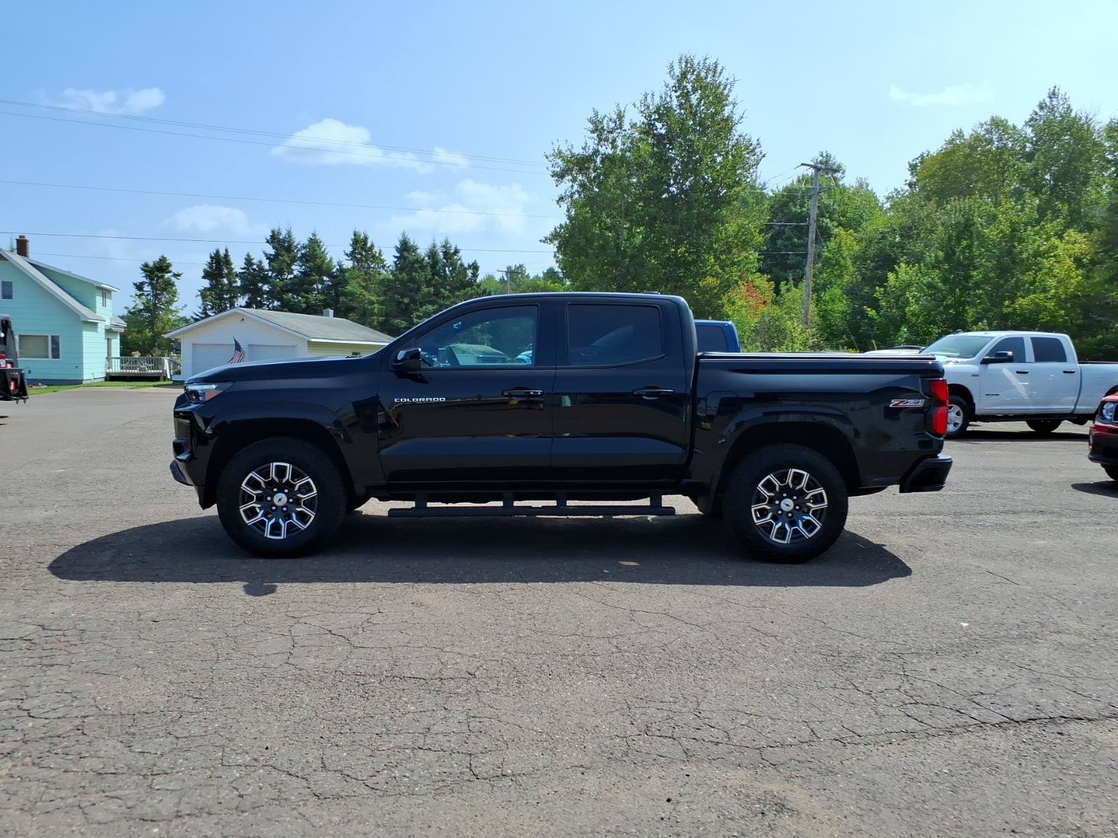 Used 2024 Chevrolet Colorado Z71 w/ Z71 Convenience Package 2 AWD/4WD image 3