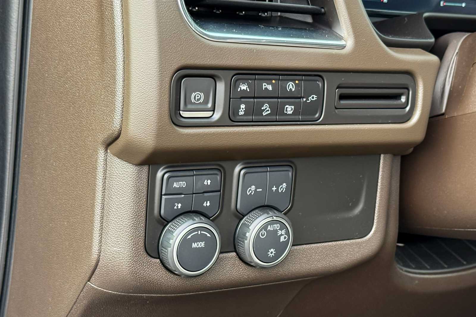 Used 2022 Chevrolet Tahoe Z71 w/ Luxury Package AWD/4WD image 17