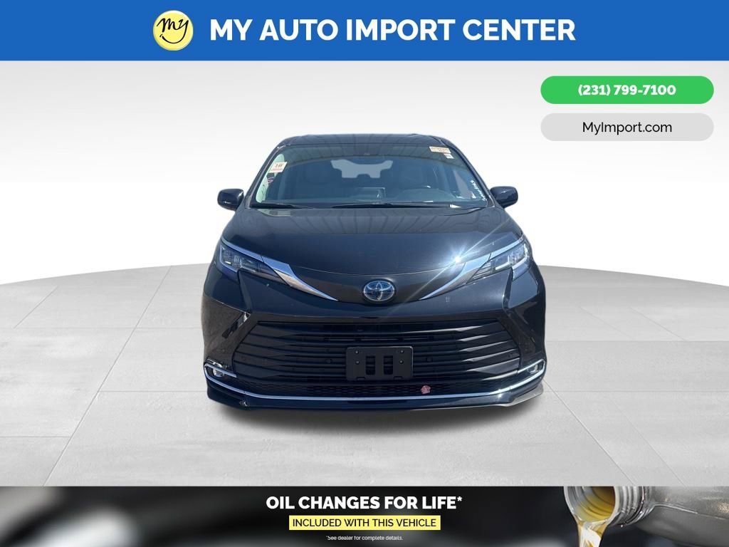 Used 2023 Toyota Sienna XLE image 2