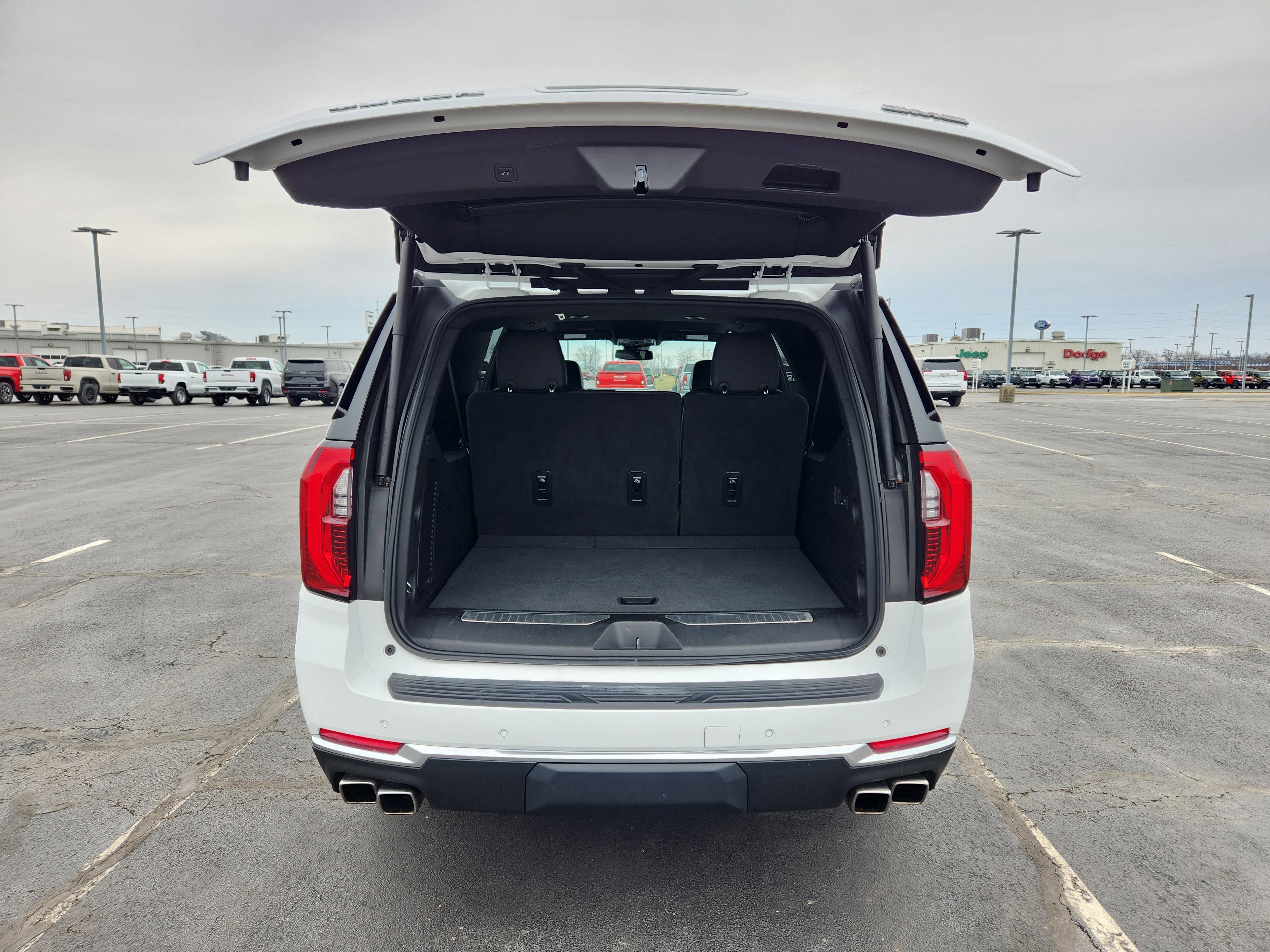 Used 2025 GMC Yukon XL Denali image 10