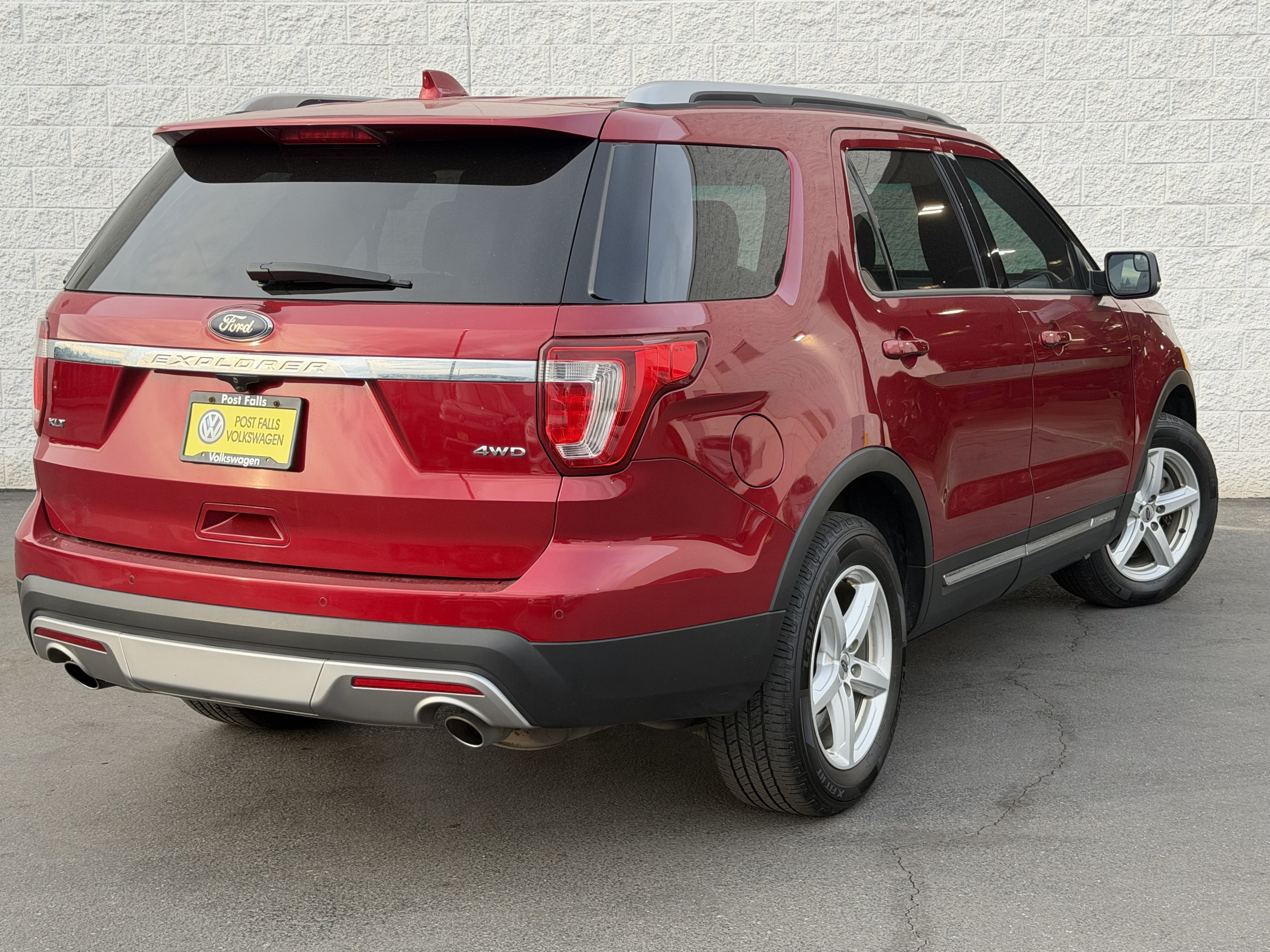 Used 2016 Ford Explorer XLT w/ Equipment Group 202A AWD/4WD image 7