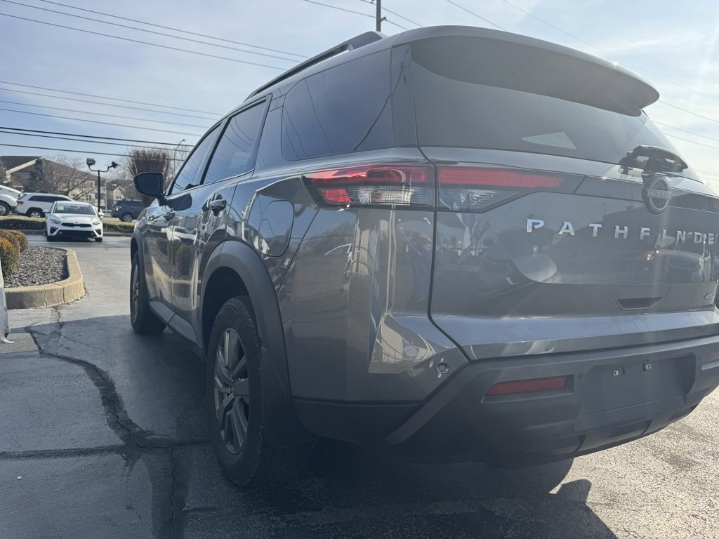 Used 2025 Nissan Pathfinder SV image 4