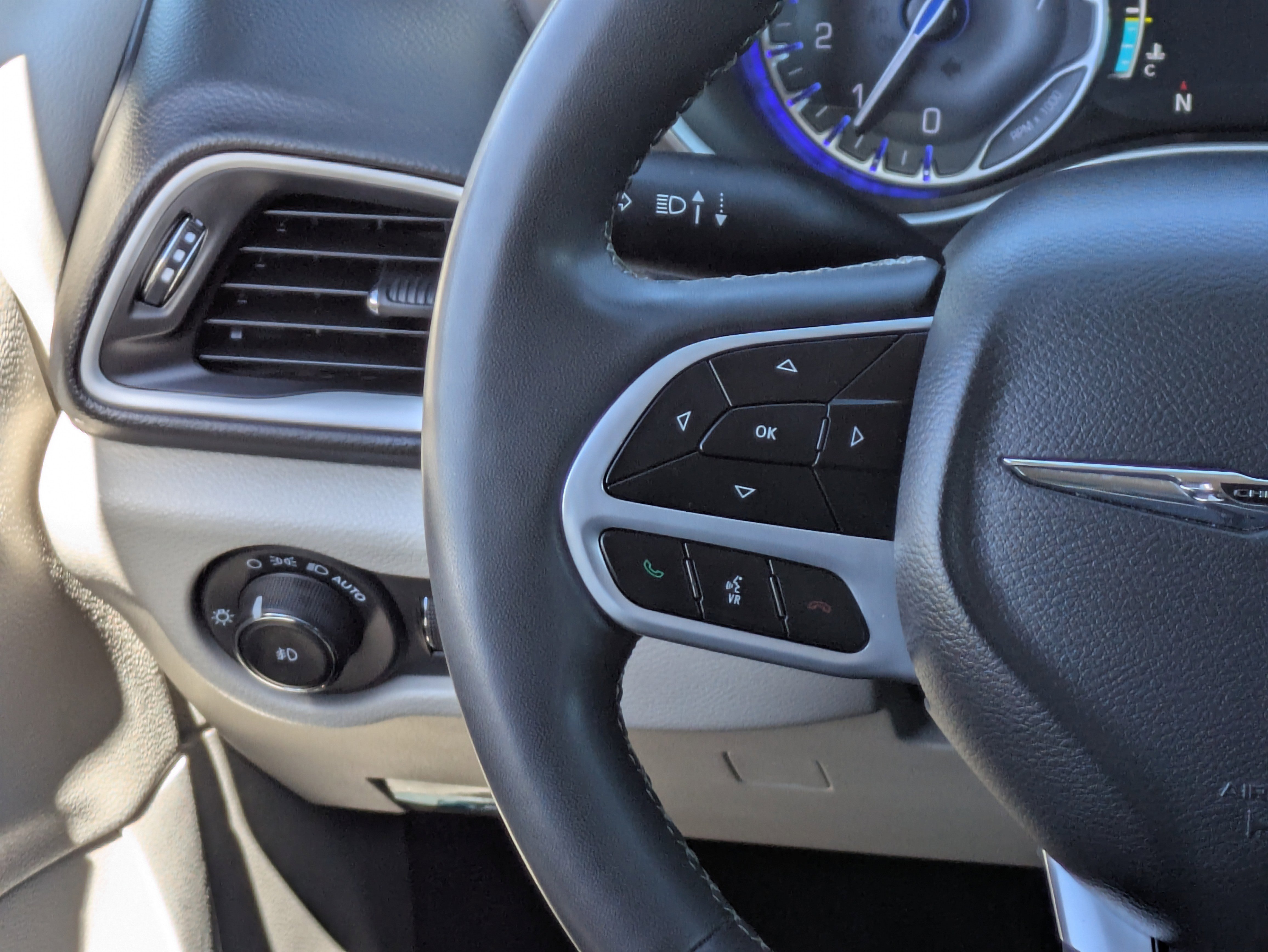 Used 2023 Chrysler Pacifica Touring-L FWD image 24