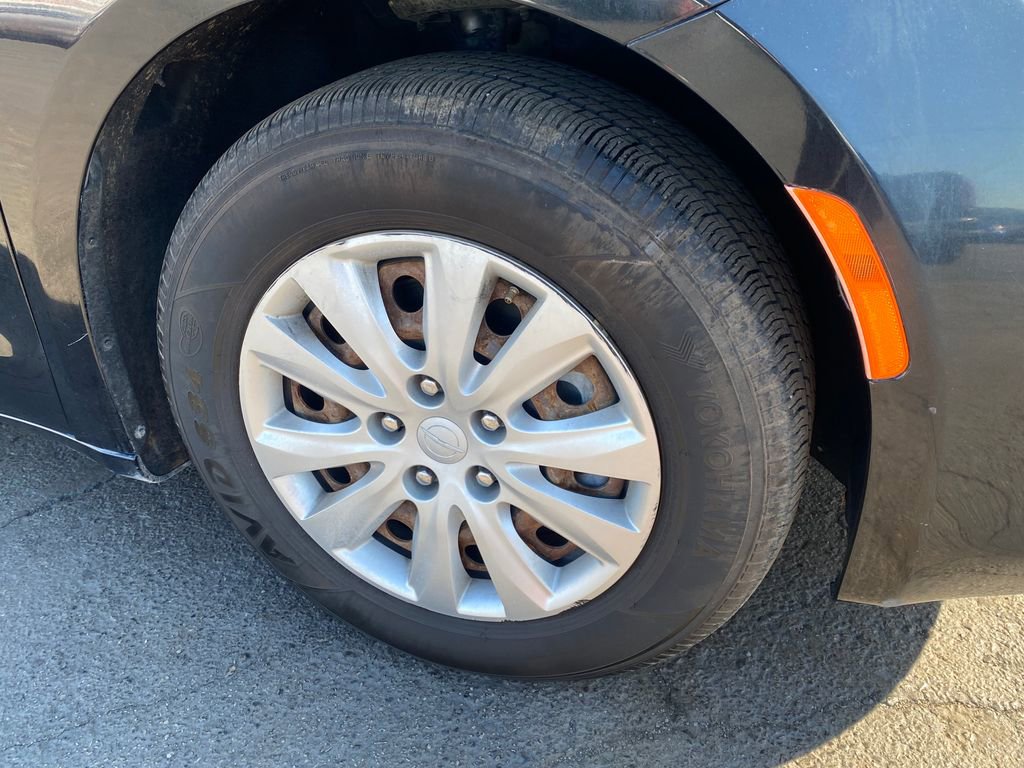 Used 2020 Chrysler Voyager L FWD image 28