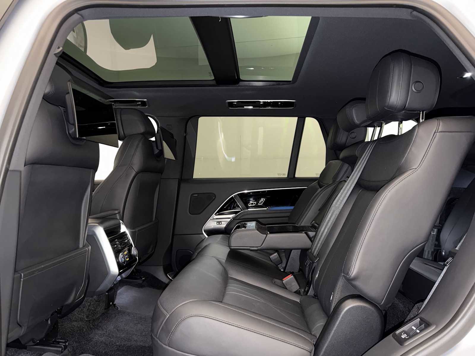 Used 2025 Land Rover Range Rover Long Wheelbase SE image 20
