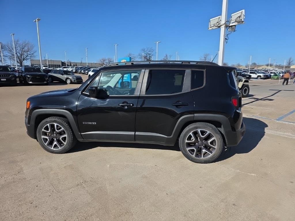 Used 2017 Jeep Renegade Latitude w/ Popular Equipment Group image 8