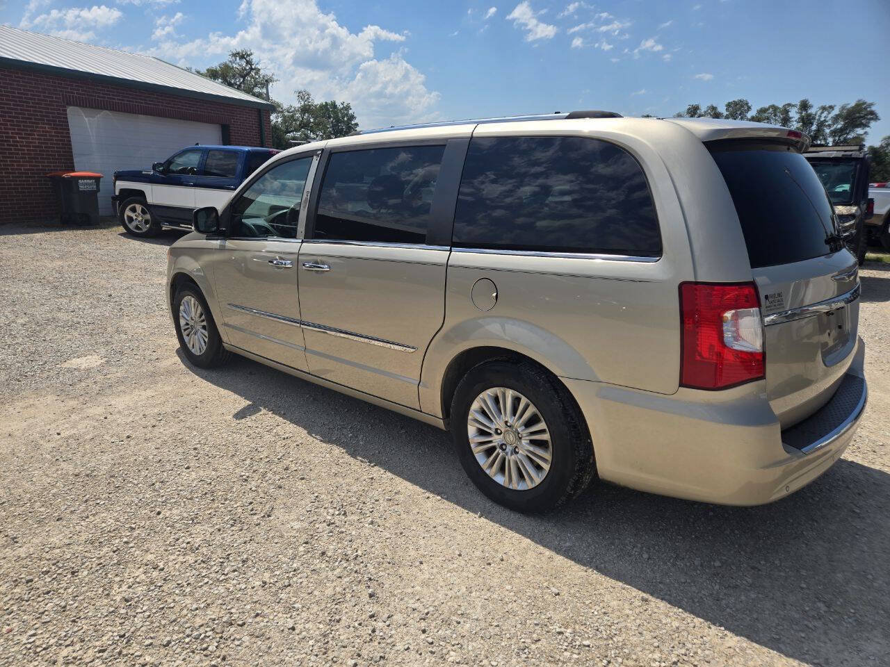 Used 2015 Chrysler Town & Country Limited Platinum FWD image 6