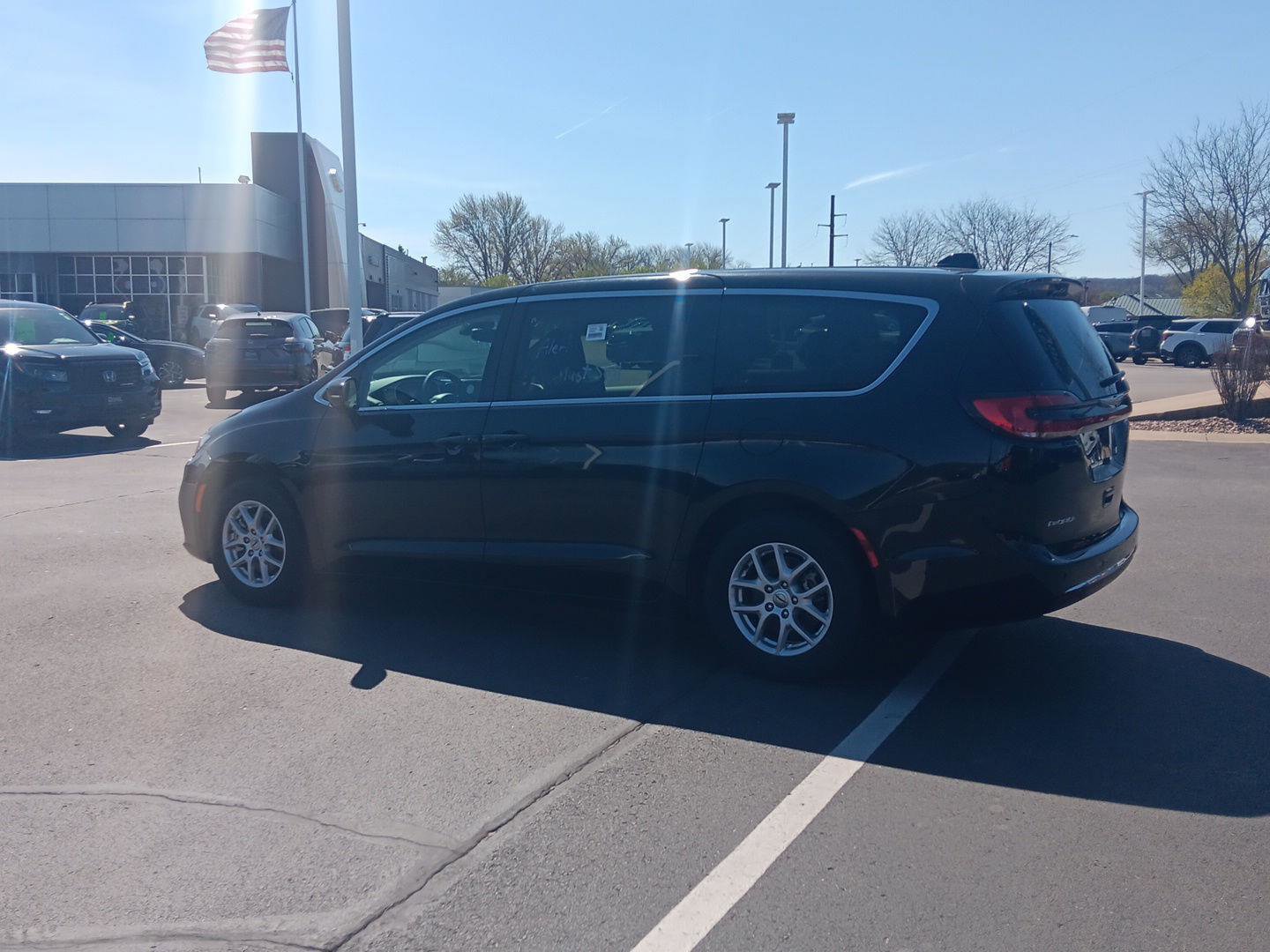 Used 2024 Chrysler Pacifica Touring-L FWD image 7