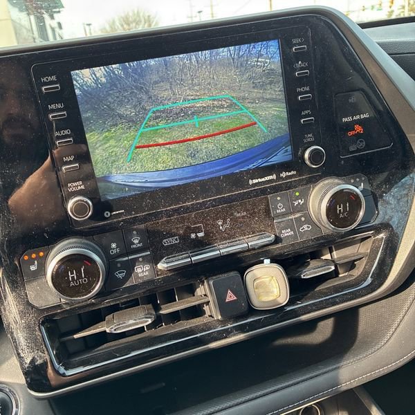 Used 2022 Toyota Highlander XLE image 14