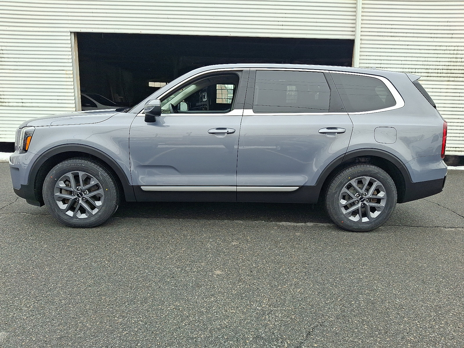 Used 2023 Kia Telluride LX image 2