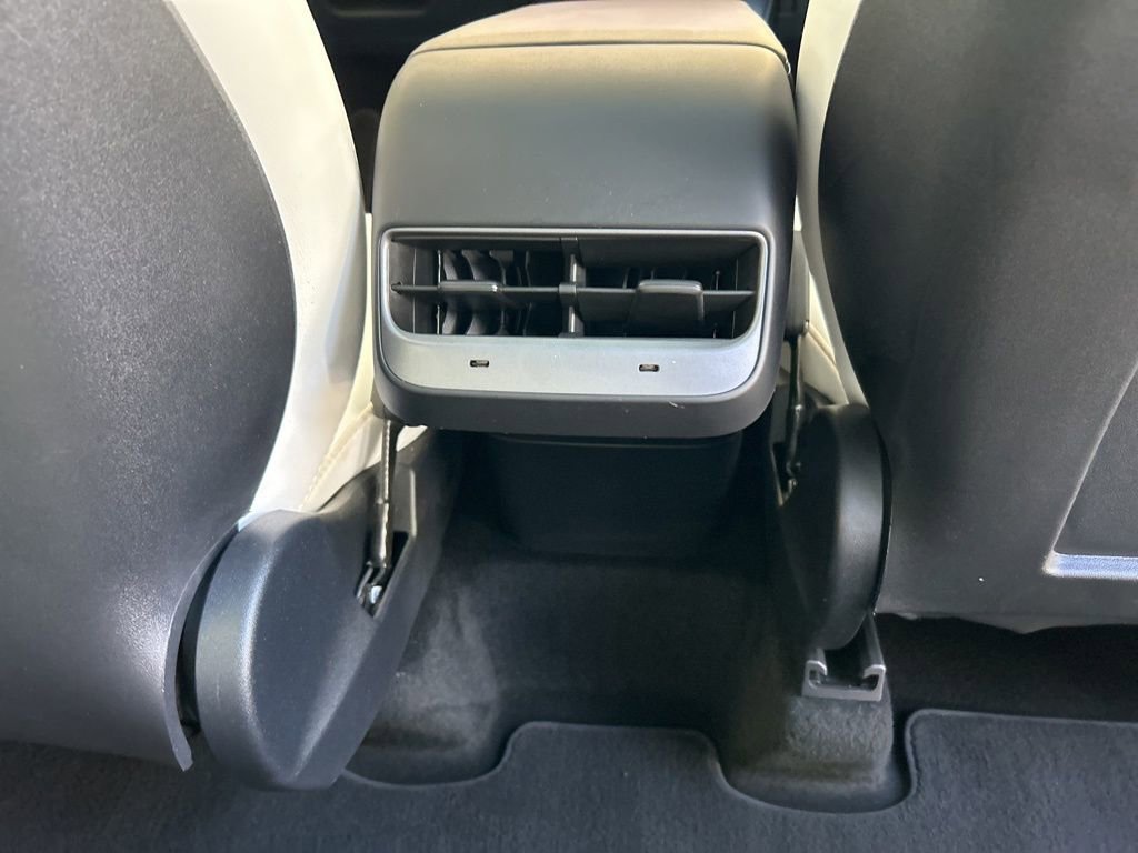 Used 2022 Tesla Model Y Long Range image 30