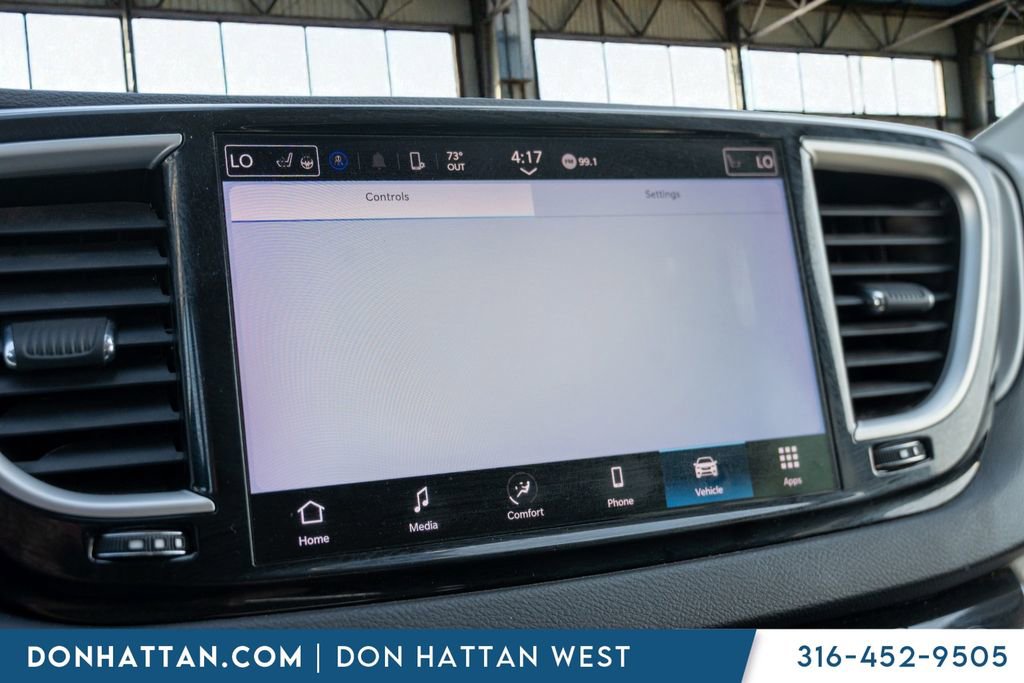 Used 2022 Chrysler Pacifica Touring-L image 9