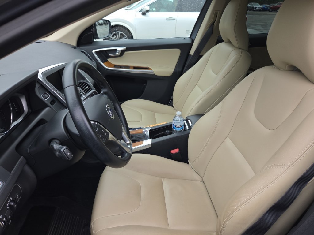 Used 2017 Volvo XC60 T5 Inscription w/ Preferred Option Package AWD/4WD image 4