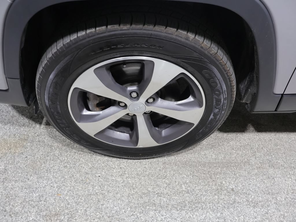 Used 2020 Jeep Cherokee Limited w/ Safetytec Group AWD/4WD image 9