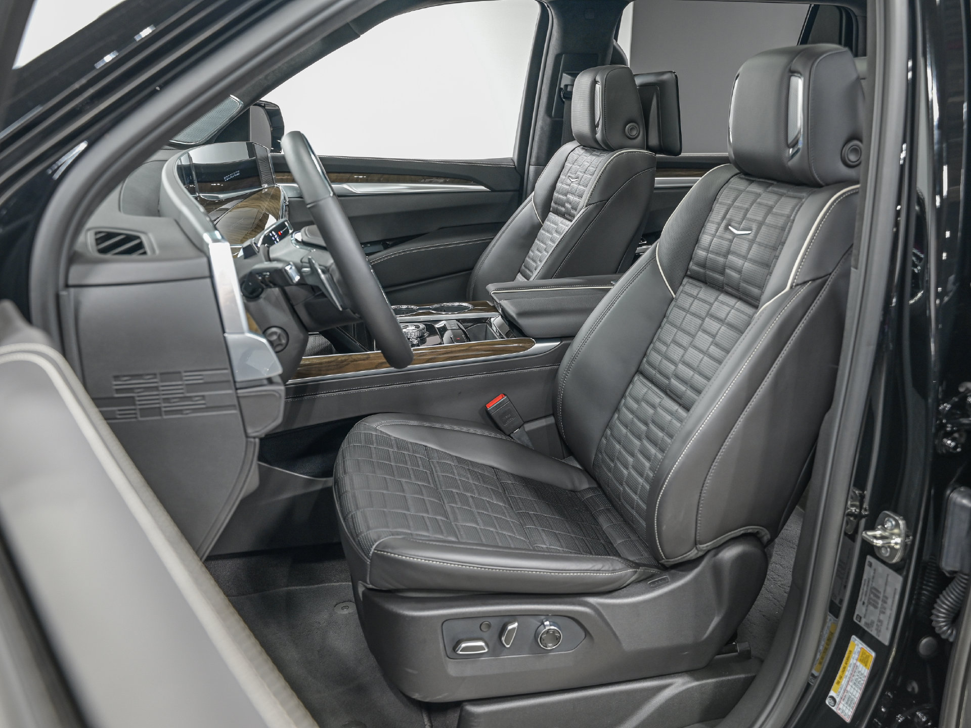 Used 2026 Cadillac Escalade Platinum Sport w/ LPO, ONYX Package AWD/4WD image 16