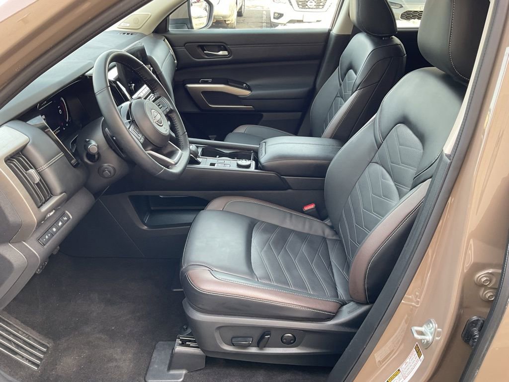 Used 2024 Nissan Pathfinder Platinum AWD/4WD image 10