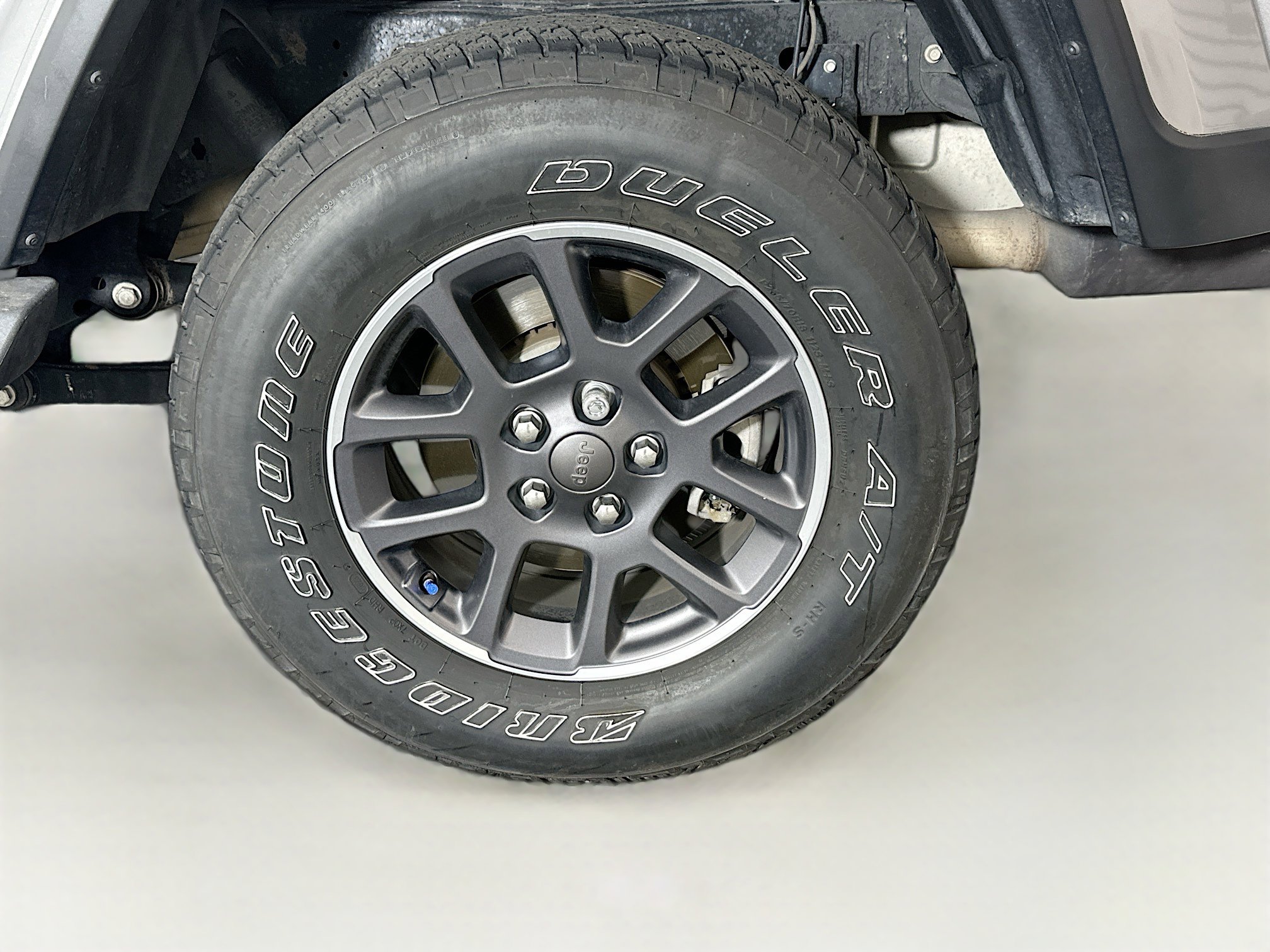 Used 2020 Jeep Gladiator Overland AWD/4WD image 11