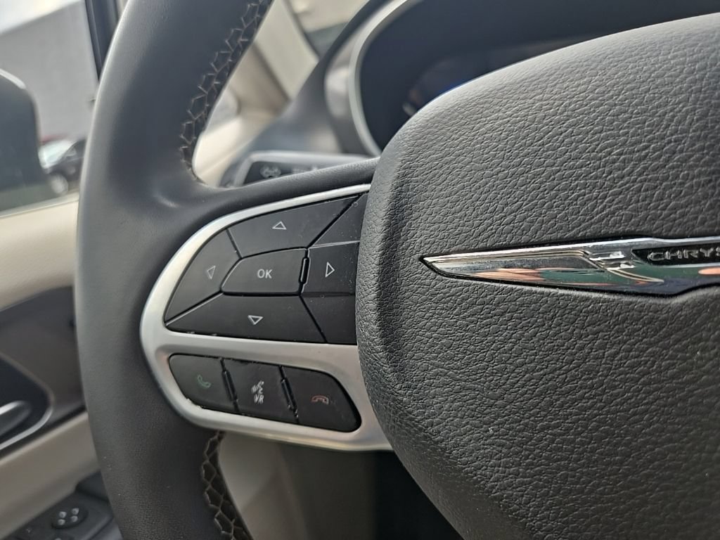 Used 2023 Chrysler Pacifica Touring-L FWD image 14