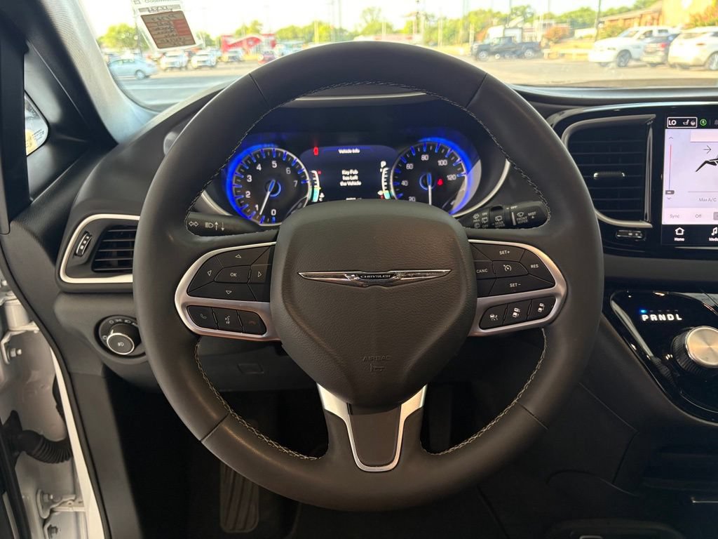 Used 2025 Chrysler Pacifica Select FWD image 3