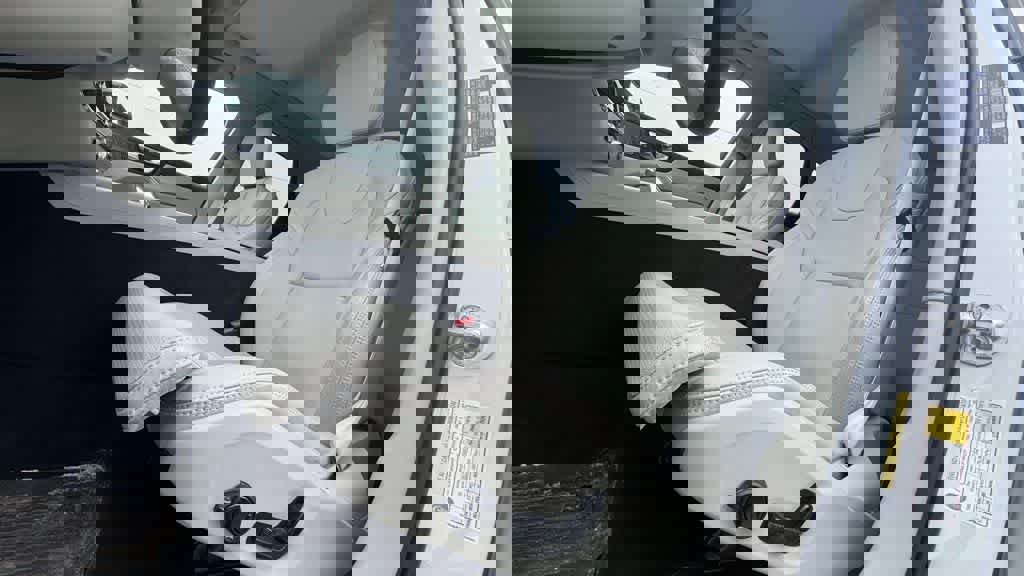 Used 2025 Volvo XC60 T8 Ultra w/ Protection Package Premier AWD/4WD image 17