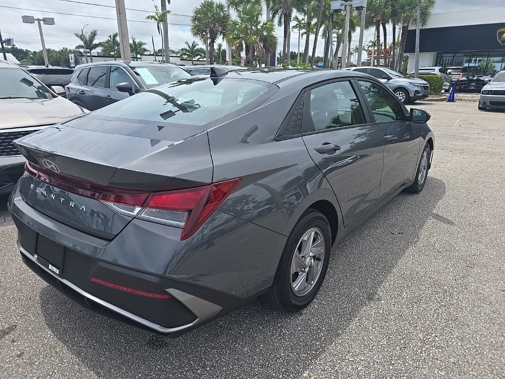 Used 2024 Hyundai Elantra SE image 5